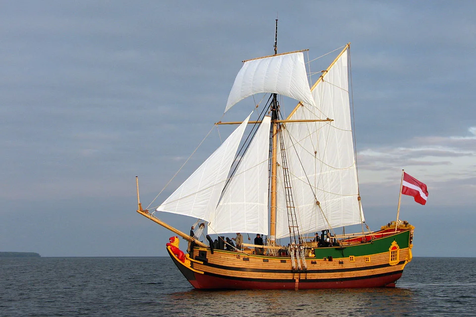 Яхта Либава под парусами