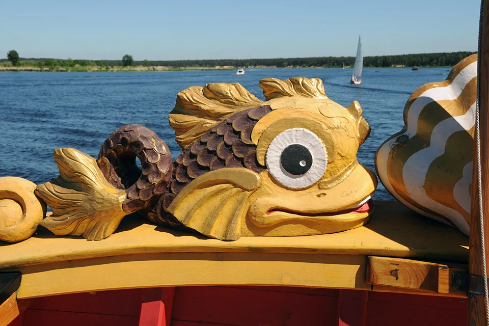 Резная фигура на борту