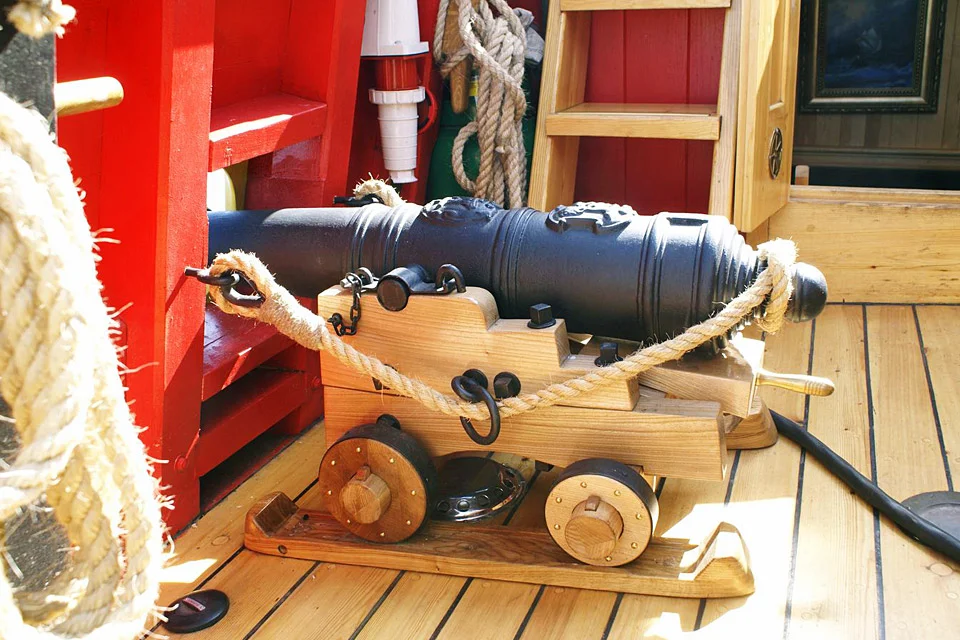 Пушка на палубе