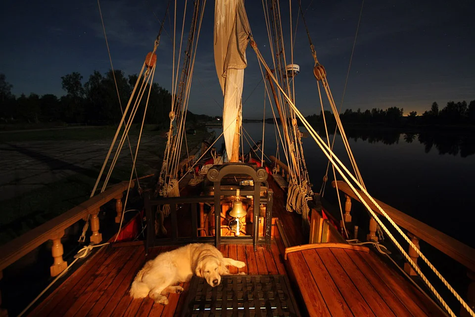 Палуба яхты ночью